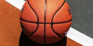 罗纳尔迪尼奥的转会风波：曼联的遗憾与巴萨的传奇开启